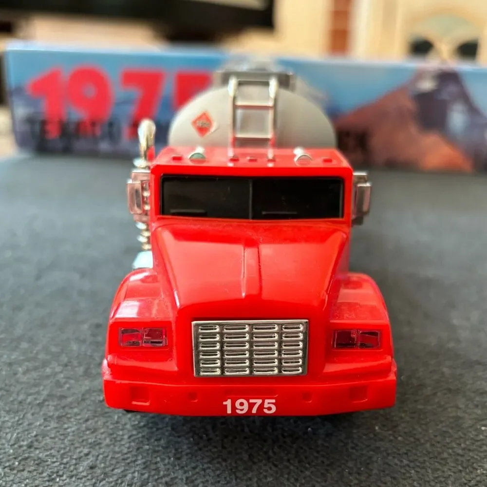 NEW 1975 Texaco Toy Tanker Truck with Sound and Lights 1995 Edition IN BOX